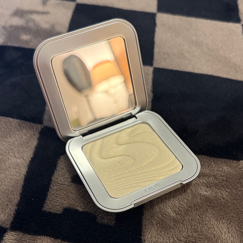r.e.m. Beauty Luminous Highlighter — MISS VENUS Soft Gold
